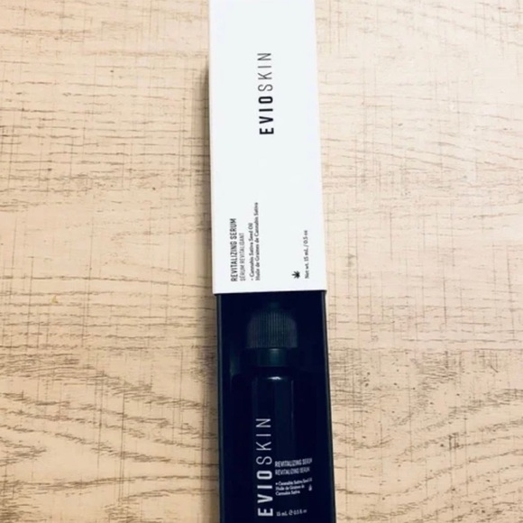EvioSkin
Revitalizing Serum - Picture 2 of 7